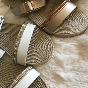 White metallic open toe woven sandals✨